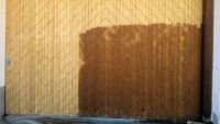 Sandstrahlen von Holz im Au&szlig;enbereich: Garagentor